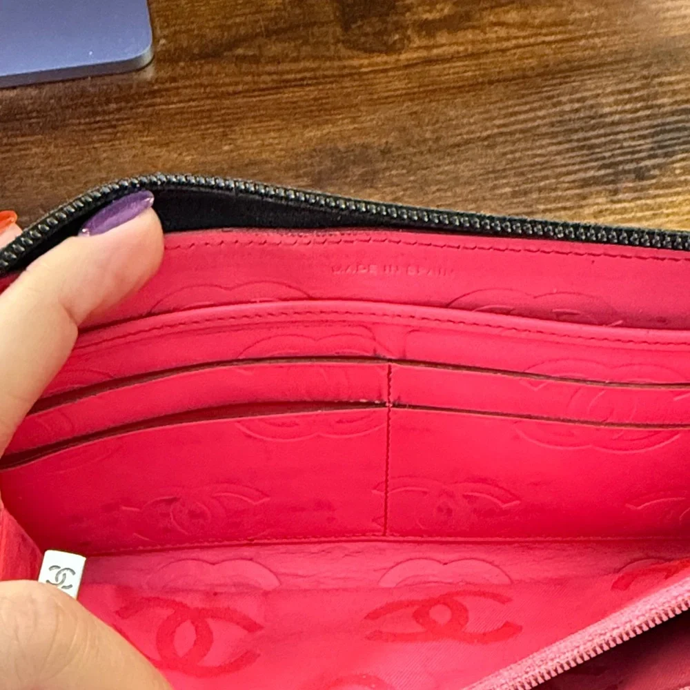 Chanel Black Quilted Zip Wallet w/COA & intact holo - Picture 6 of 16